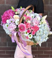 Композиция солнечный день в Подольске Цветочная композиция из Розы, Хризантемы, Пионы и Лизиантусы в корзине в Подольске