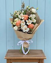 Букет яркий комплимент в Подольске Букет цветов из:  Альстромерии, Лизиантусы, Розы и Хризантемы в Подольске