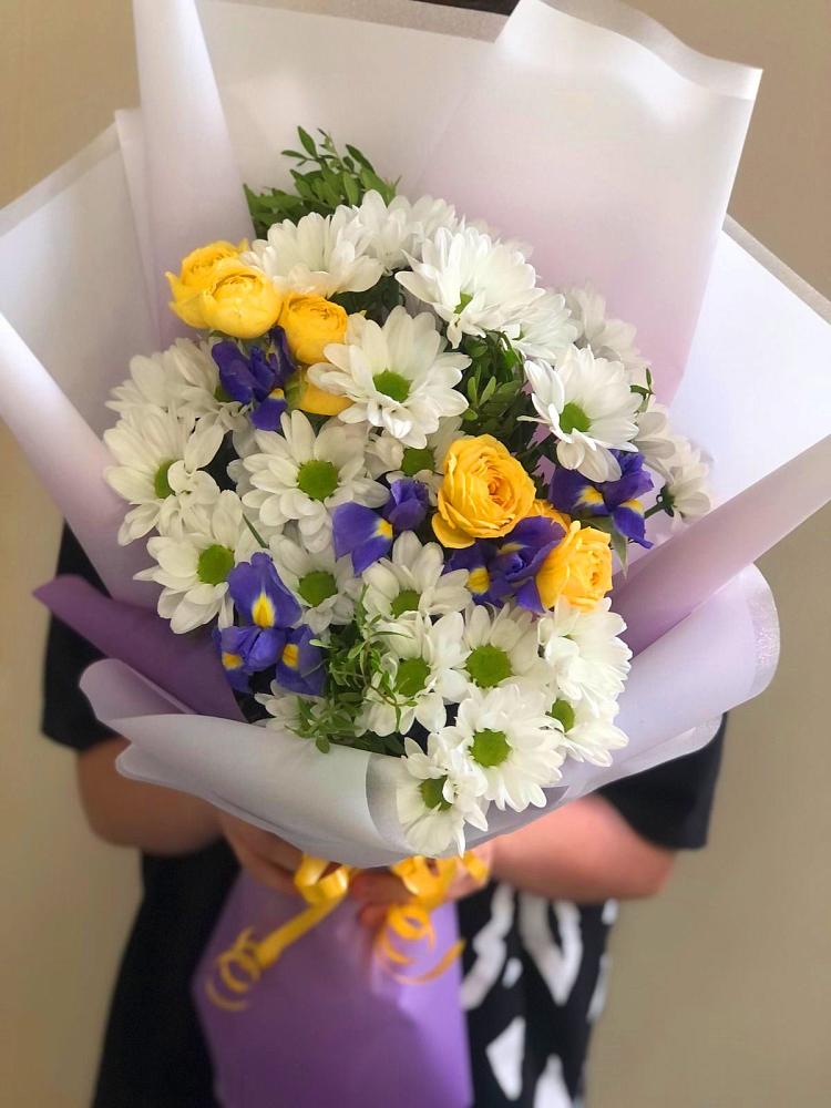 Букет цветов из: Ирисы, Хризантемы и Розы в Подольске